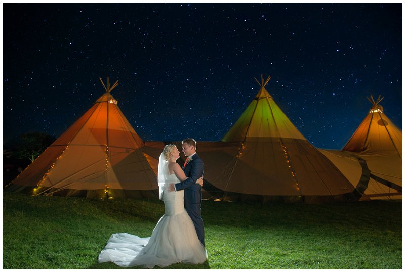 http://www.robertsail.co.uk/bridge-house-barn-wedding-photography/