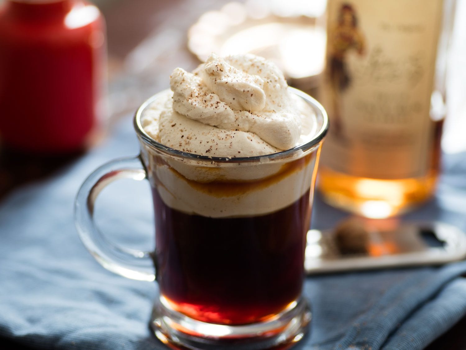 Коф напиток. Айриш Крим кофе. Коктейль Айриш кофе. Сливочный Айриш кофе. Irish Cream кофе со сливками.